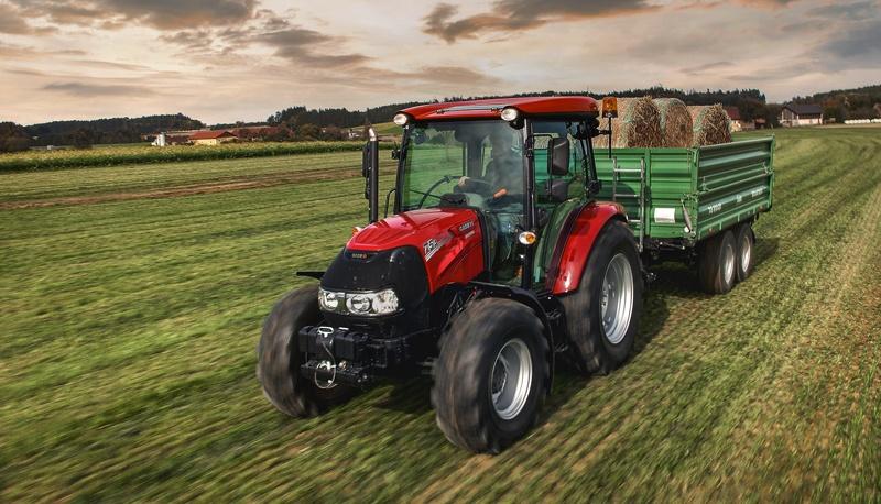 Case IH traktori pellolla.